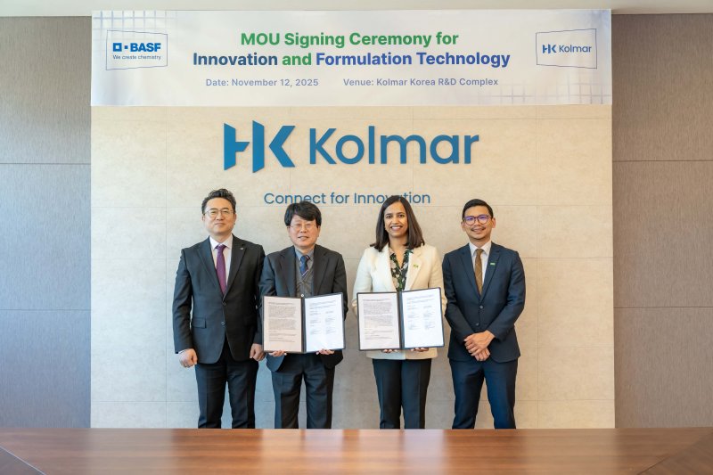 한상근 한국콜마 기술연구원 부원장(왼쪽부터), 문병석 콜마홀딩스 기술연구원장, 마리 쿠리안 바스프 퍼스널 케어 케미컬 글로벌사업부문 사장, 아구스 치푸트라 바스프 케어 케미컬 &middot;퍼스널 케어 글로벌사업부 수석 부사장이 서울 서초구 한국콜마 종합기술원에서 업무협력을 위한 양해각서를 체결하고 기념촬영을 하고 있다. 한국콜마 제공