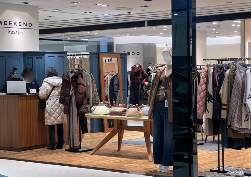 16일 서울 서대문구 현대백화점 신촌점의 여성 매장에서 고객이 직원과 이야기를 하고 있다. 사진=김현지 기자