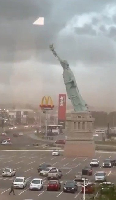 브라질 구아이바에서 15일(현지시간) 강풍에 자유의 여신상 복제품이 쓰러졌다. (출처=엑스) 2025.12.15./뉴스1 /사진=뉴스1
