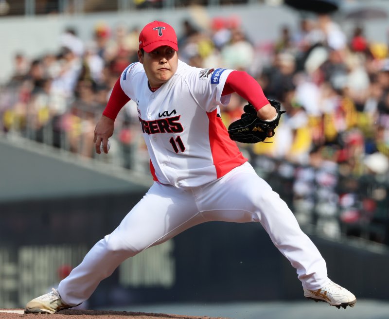 광주기아챔피언스필드에서 열린 프로야구 LG 트윈스와 KIA 타이거즈의 경기. KIA 조상우가 8회초에 투구하고 있다. 뉴스1