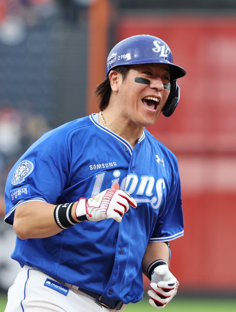 2025 <span id='_stock_code_005450' data-stockcode='005450'>신한</span> SOL뱅크 KBO 플레이오프 2차전 삼성 라이온즈와 한화 이글스의 경기에서 9회초 2사 1루 상황 삼성 강민호가 홈런을 치고 환호하고 있다. 뉴스1