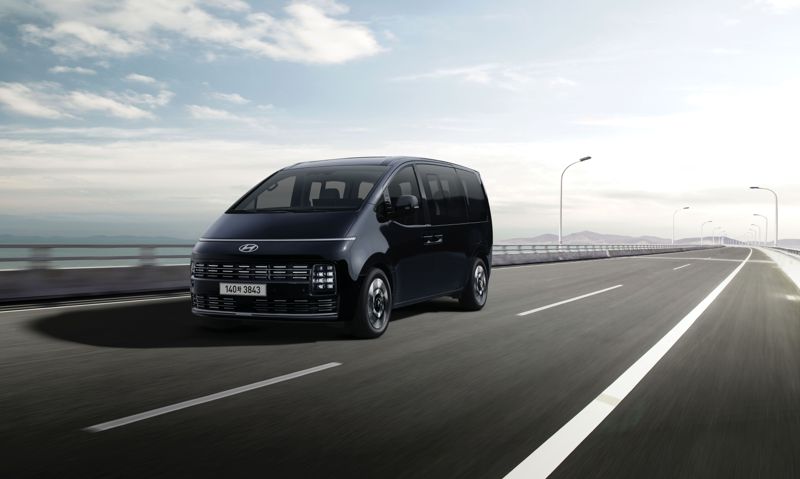 현대자동차가 17일 상품 경쟁력을 대폭 강화해 출시한 대표 다목적 차량(MPV) ‘더 뉴 스타리아(The new STARIA)’의 라운지 외장. <span id='_stock_code_005380' data-stockcode='005380'>현대차</span> 제공.