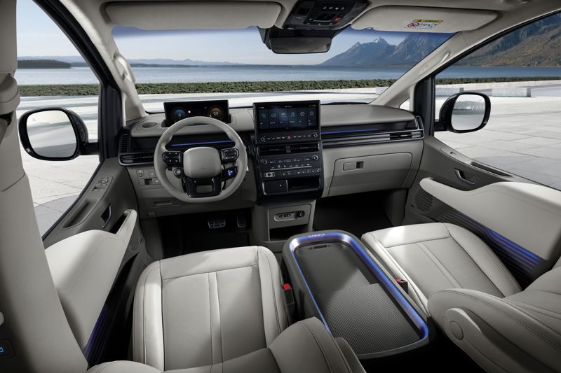 현대자동차가 17일 상품 경쟁력을 대폭 강화해 출시한 대표 다목적 차량(MPV) ‘더 뉴 스타리아(The new STARIA)’의 라운지 내장. 현대차 제공.