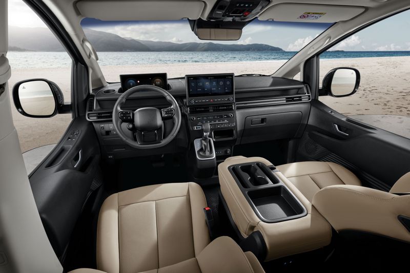 현대자동차가 17일 상품 경쟁력을 대폭 강화해 출시한 대표 다목적 차량(MPV) ‘더 뉴 스타리아(The new STARIA)’의 내장. 현대차 제공.