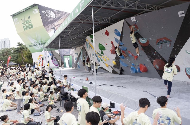 노스페이스가 지난 9월 개최한 스포츠클라이밍 대축제 '제29회 노스페이스컵 전국 스포츠클라이밍 대회' 모습. 영원아웃도어 제공