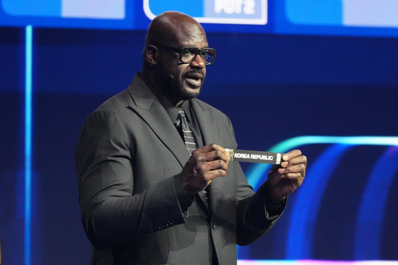 지난 5일(현지시간) 미국 워싱턴 케네디 센터에서 열린 2026년 북중미 월드컵 조추첨 행사에서 전 미국 프로 농구 스타 샤킬 오닐이 한국을 뽑아들고 있다.AP연합뉴스