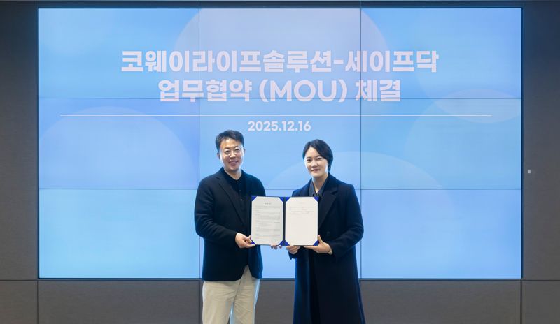 김명곤 <span id='_stock_code_021240' data-stockcode='021240'>코웨이</span>라이프솔루션 대표(왼쪽)가 지난 16일 서울 구로 지타워 코웨이라이프솔루션 본사에서 진행한 협약에서 이예솔 세이프닥 대표와 기념 촬영을 하고 있다. 코웨이 제공