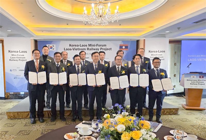 라오스-베트남 연결철도사업(LVRP) 포럼에서 참석자들이 기념 촬영을 하고 있다. <span id='_stock_code_037440' data-stockcode='037440'>희림</span> 제공
