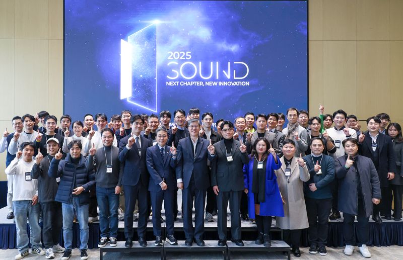 최원목 신용보증기금 이사장(앞줄 왼쪽에서 일곱 번째)이 스타트업 종합 컨퍼런스 ‘SOUND 2025’에 참석하여 참가자들과 기념 촬영을 하고 있다. 신용보증기금 제공