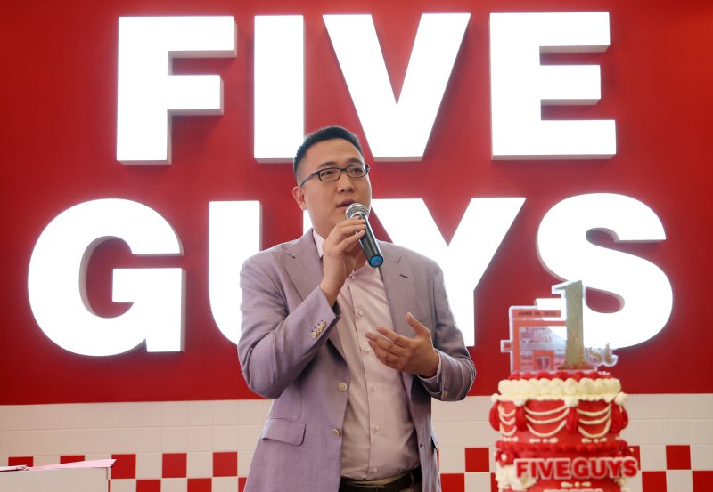 김동선 <span id='_stock_code_000880' data-stockcode='000880'>한화</span>갤러리아 전략본부장 부사장이 지난해 6월 서울 서초구 파이브가이즈 강남에서 열린 파이브가이즈 국내 오픈 1주년 기념 행사에서 인사말을 하고 있다. 파이브가이즈 제공. 