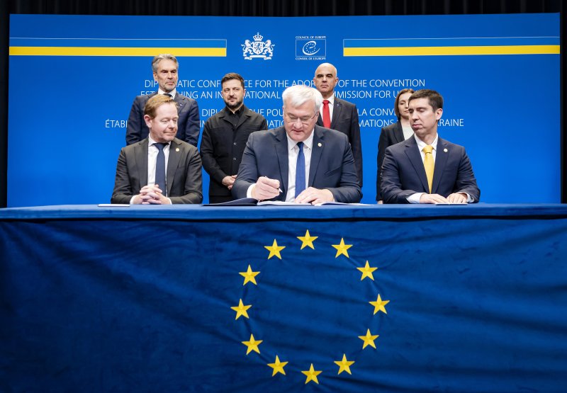 딕 스호프 네덜란드 총리, 볼로디미르 젤렌스키 우크라이나 대통령, 알랭 베르세 유럽평의회 사무총장, 다비드 반 베일 네덜란드 외교장관, 안드리 시비하 우크라이나 외교장관이 16일(현지시간) 네덜란드 헤이그에서 열린 세계포럼에서 조약 서명에 참석하고 있다.EPA연합뉴스