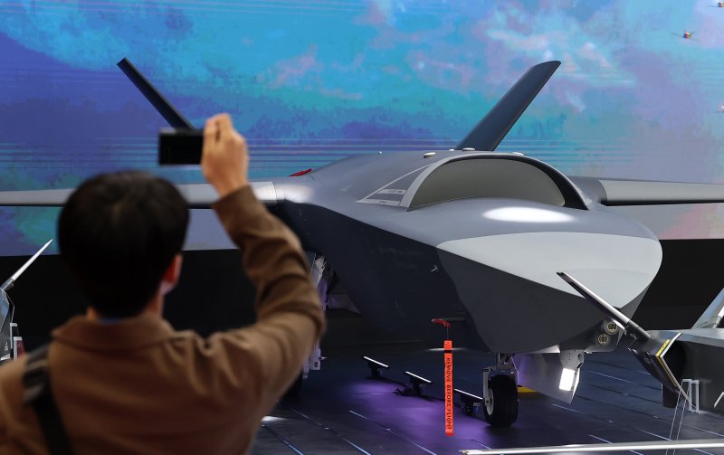 지난 10월 20일 경기 고양시 킨텍스에서 열린 서울국제항공우주 및 방위산업 전시회 'ADEX 2025'에서 대한항공 부스를 찾은 관람객들이 저피탐 다목적 무인 편대기 LOWUS를 살펴보고 있다. 뉴스1