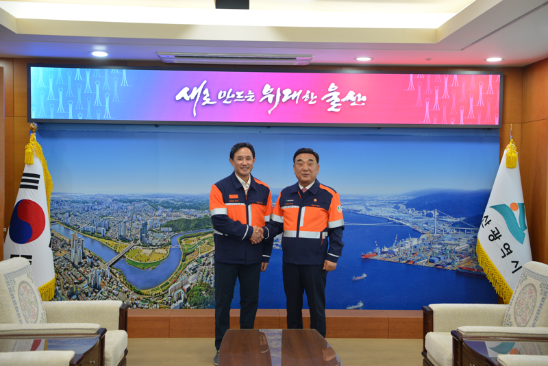 최윤범 <span id='_stock_code_010130' data-stockcode='010130'>고려아연</span> 회장(왼쪽)이 17일 울산시를 방문해 김두겸 시장을 만나 미국제련소 건설과 채용 확대 계획, 온산제련소와 시너지 등을 설명했다. 고려아연제공