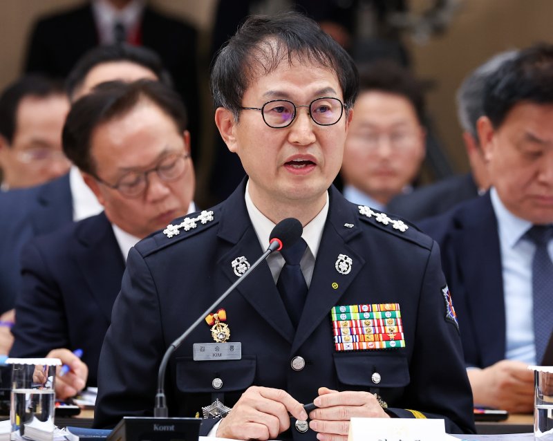 김승룡 소방청장 직무대행이 17일 정부세종컨벤션센터에서 이재명 대통령에게 업무보고를 하고 있다.연합뉴스