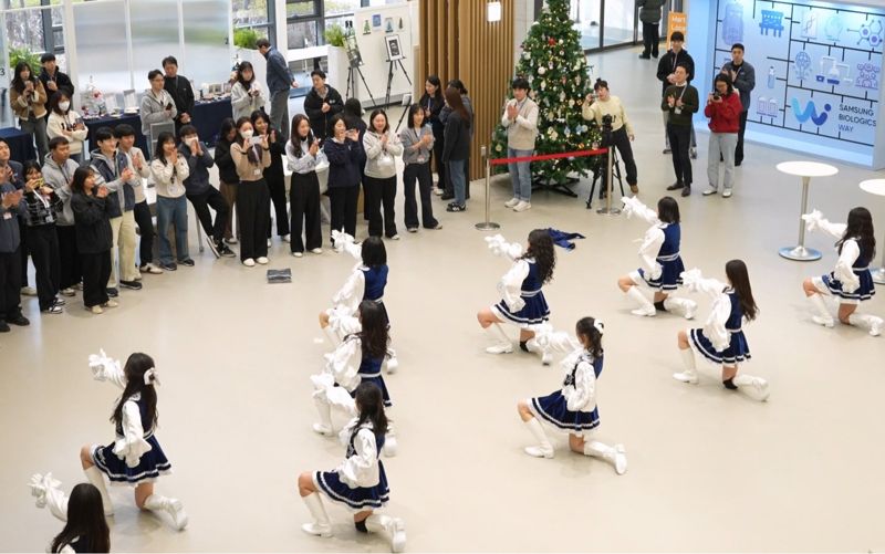 <span id='_stock_code_207940' data-stockcode='207940'>삼성바이오로직스</span> 응원 동호회 바이오서포터즈가 사내 복지공간 하모니스퀘어에서 공연을 선보이고 있다. 삼성바이오로직스 제공