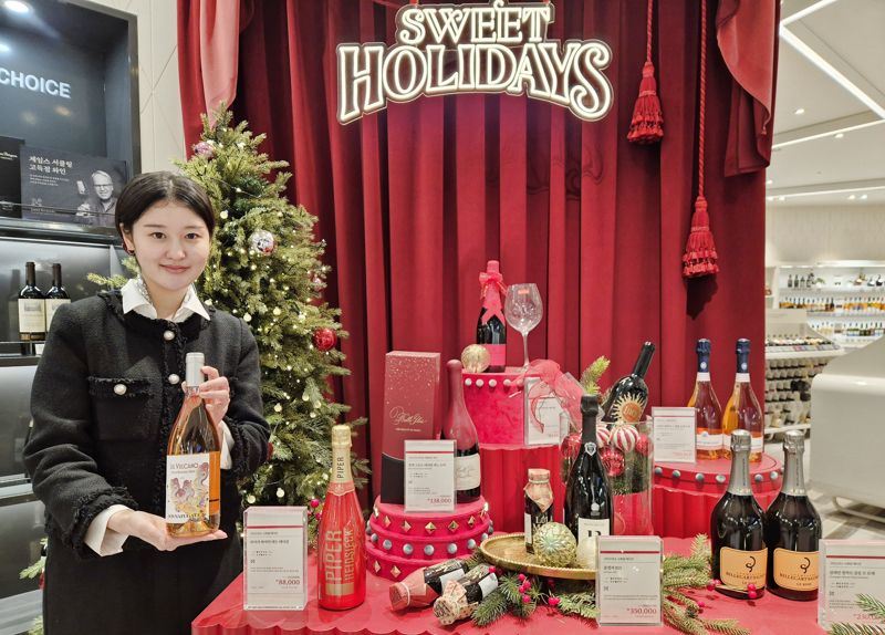 롯데백화점 부산본점은 본격적인 연말 시즌을 맞아 오는 25일까지 롯데와인위크를 열고, 홈파티와 연말 모임을 위한 다양한 와인을 선보인다고 18일 밝혔다. <span id='_stock_code_023530' data-stockcode='023530'>롯데쇼핑</span> 제공 