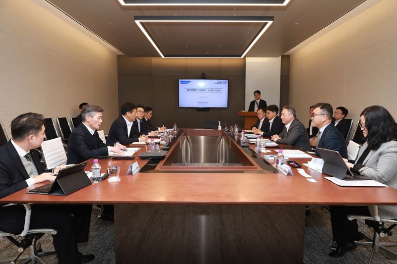 황종연 사업전략부문 부사장(왼쪽 줄 왼쪽에서 세 번째)이 지난 17일 서울 여의도 소재 <span id='_stock_code_005940' data-stockcode='005940'>NH투자증권</span> 본사에서 '국민성장펀드 추진회의'를 주재하고 있다.