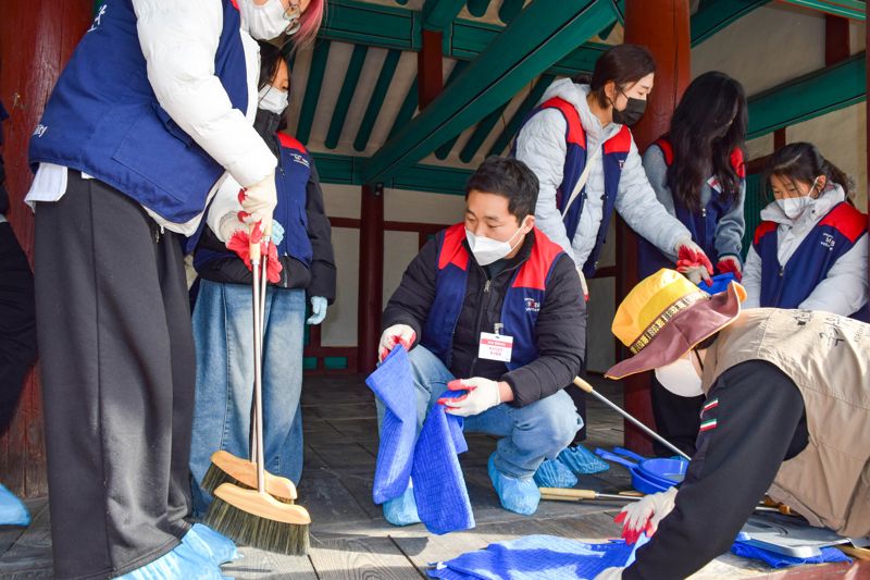 현대모비스 임직원과 가족들이 18일 경남 창원에 위치한 진해현 관아에서 목조건축물 먼지제거 활동, 건물 내외 청소 등 문화재 보존 활동을 진행하고 있다. 사진=현대모비스 제공