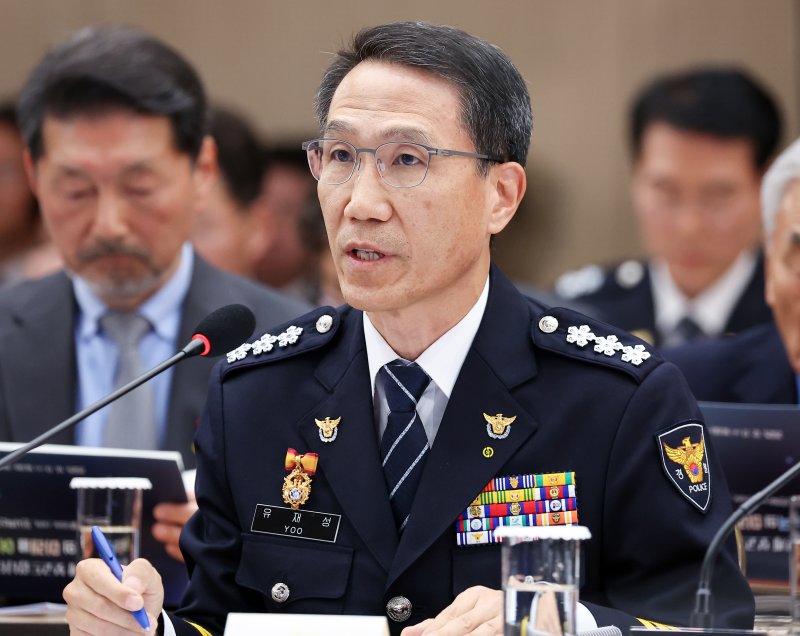 업무보고하는 유재성 경찰청장 직무대행 (세종=연합뉴스) 김도훈 기자 = 유재성 경찰청장 직무대행이 17일 정부세종컨벤션센터에서 이재명 대통령에게 업무보고를 하고 있다. 2025.12.17 superdoo82@yna.co.kr (끝)