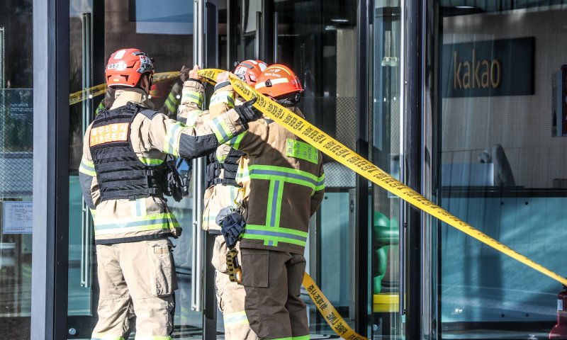 18일 오전 제주시 영평동 카카오 본사에 폭발물이 설치됐다는 신고가 접수돼 경찰과 소방, 군부대가 출동해 시설물을 수색하고 있다. 앞서 지난 15일에는 경기 성남시 분당구에 있는 카카오 사옥을 폭파하겠다는 협박 신고가 접수돼 경찰과 군이 수색에 나섰고, 카카오 모든 직원이 재택근무로 전환한 바 있다. /사진=뉴시스