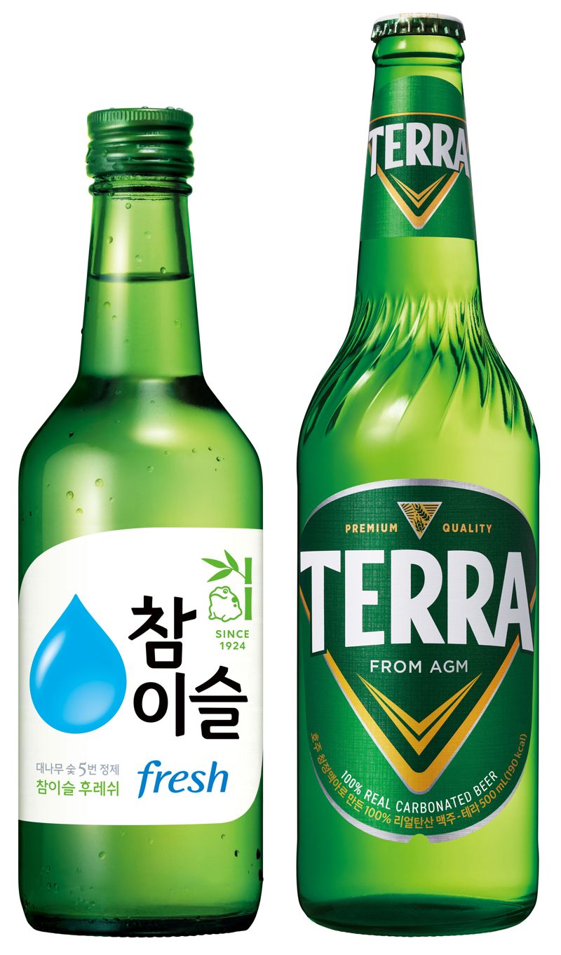 참이슬(왼쪽)과 테라 제품. 하이트진로 제공 