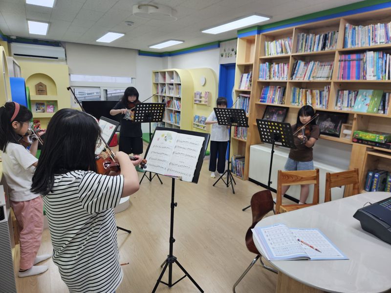 횡성행복한홈스쿨 아동들이 무지개상자 주요 프로그램인 '행복한꼬마음악가'에 참여하고 있다. 희망친구 기아대책 제공 