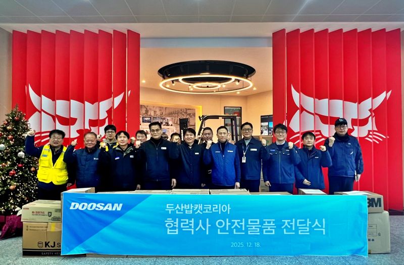 <span id='_stock_code_241560' data-stockcode='241560'>두산밥캣</span>코리아 박형원 사장(오른쪽에서 다섯번째)이 18일 인천 본사에서 열린 ‘협력사 안전물품 전달식’에서 주요 협력사 대표들과 포즈를 취하고 있다. 두산밥캣 제공