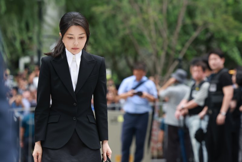 <span id='_stock_code_067990' data-stockcode='067990'>도이치모터스</span> 주가조작 연루 의혹 등을 받는 김건희 여사가 지난 8월 6일 서울 종로구 김건희 특검팀(특별검사 민중기)사무실에 피의자 신분으로 소환되고 있다. 사진=뉴시스