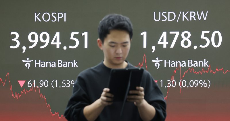 18일 오후 서울 중구 하나은행 본점 딜링룸 현황판에 코스피가 표시돼 있다. 연합뉴스 제공