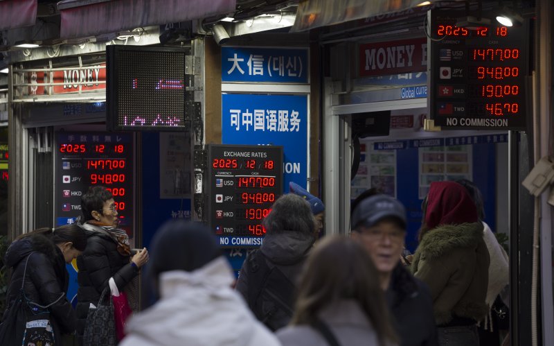 원달러 환율의 오름세가 계속되는 18일 서울 중구 명동 환전소 거리 전광판에 원달러 환율 시세가 나오고 있다. 2025.12.18. ks@newsis.com 사진=뉴시스화상