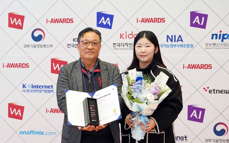 18일 서울 서초구 엘타워에서 열린 웹어워드 코리아 2025 시상식에서 HS효성첨단소재 홍보담당 한창석 상무(왼쪽)와 브랜드팀 정한나 프로가 기념 촬영을 하고 있다. HS효성첨단소재제공