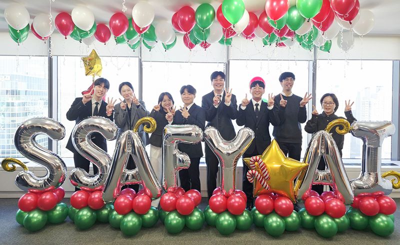 '삼성청년SW·AI아카데미(SSAFY)' 수료생들이 18일 서울 강남구 SSAFY 서울캠퍼스에서 수료식을 마친 뒤 기념촬영을 하고 있다. 삼성전자 제공