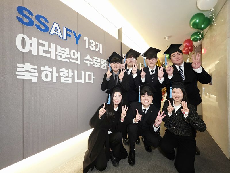 삼성청년SW·AI아카데미(SSAFY) 13기 수료생들이 18일 서울 강남구 SSAFY 서울캠퍼스에서 기념촬영을 하고 있다. <span id='_stock_code_005930' data-stockcode='005930'>삼성전자</span> 제공