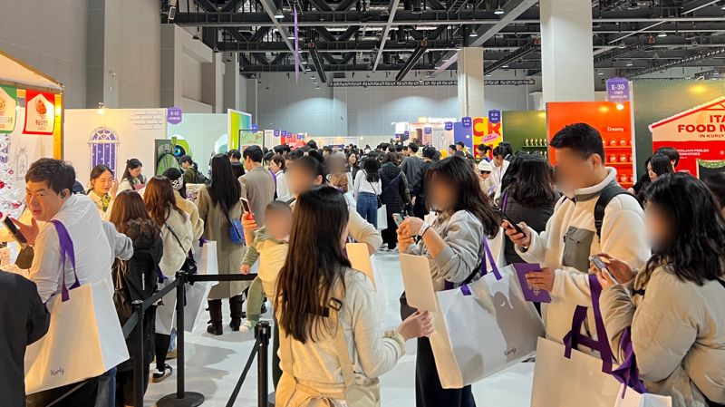 18일 서울 강서구 코엑스 마곡에서 열린 '컬리푸드페스타 2026'에서 방문객들이 부스를 구경하고 있다. 사진=김현지 기자