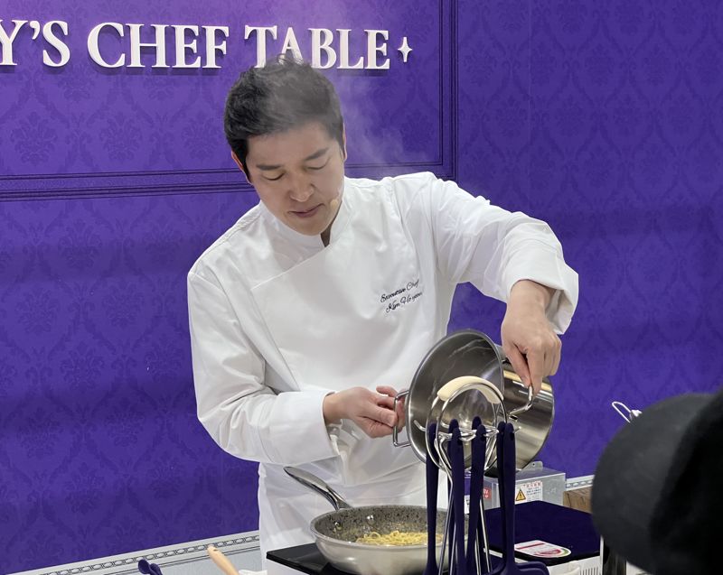 18일 서울 강서구 코엑스 마곡에서 열린 '컬리푸드페스타 2026'에서 김호윤 셰프가 쿠킹쇼를 진행하고 있다. 사진=김현지 기자