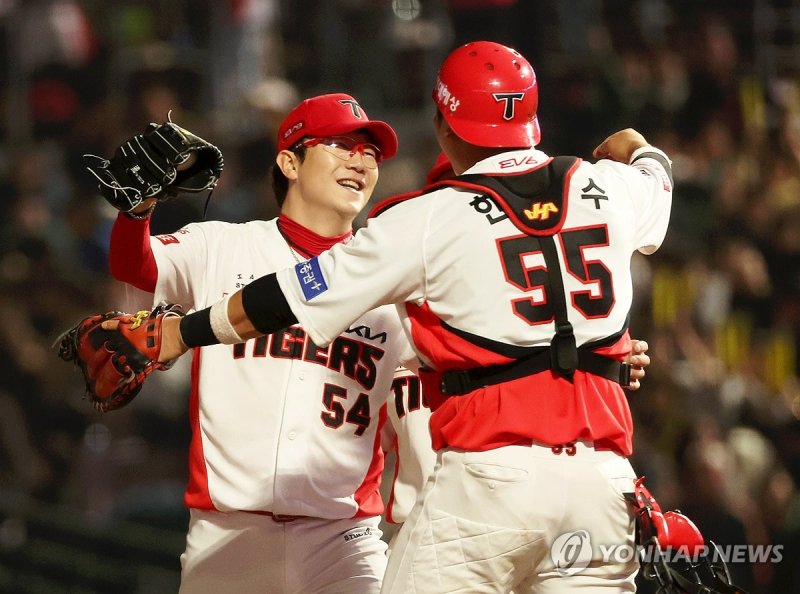광주기아챔피언스필드에서 열린 프로야구 kt wiz와 KIA 타이거즈의 경기. KIA 선발투수 양현종이 9회 8피안타 1실점 완투승을 거두고 포수 한준수와 포옹하고 있다.연합뉴스