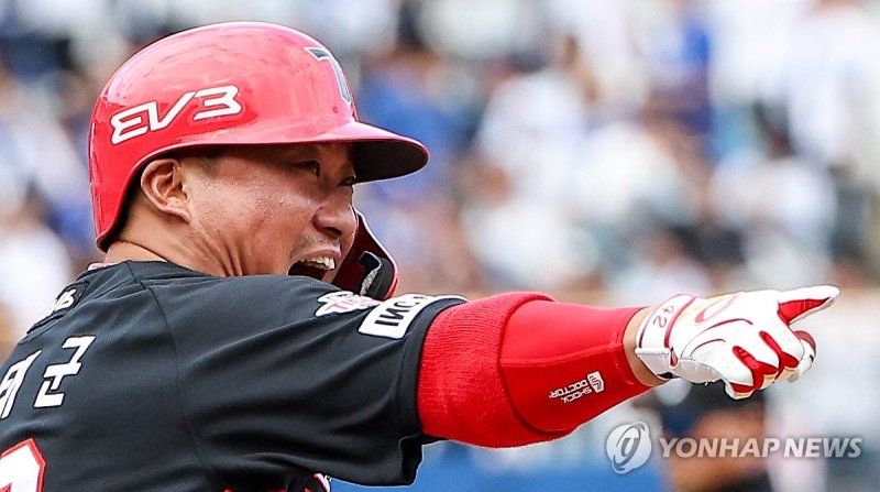 대구 삼성라이온즈파크에서 열린 2024 <span id='_stock_code_005450' data-stockcode='005450'>신한</span> SOL뱅크 KBO 포스트시즌 한국시리즈 4차전 삼성 라이온즈와 KIA 타이거즈의 경기. 3회초 2사 만루 KIA 김태군이 만루 홈런을 치고 기뻐하고 있다.연합뉴스