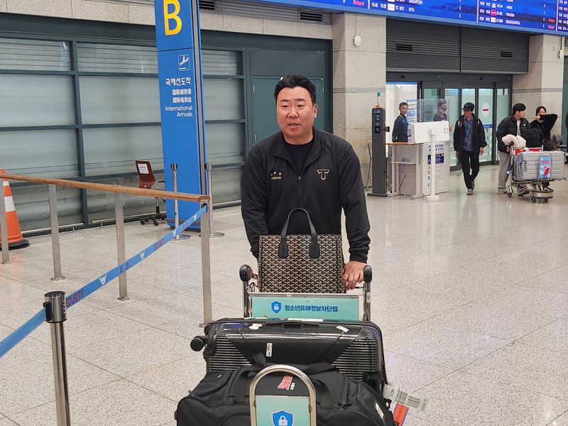 오키나와에서 인천공항으로 귀국 중인 이범호 감독.사진=전상일 기자