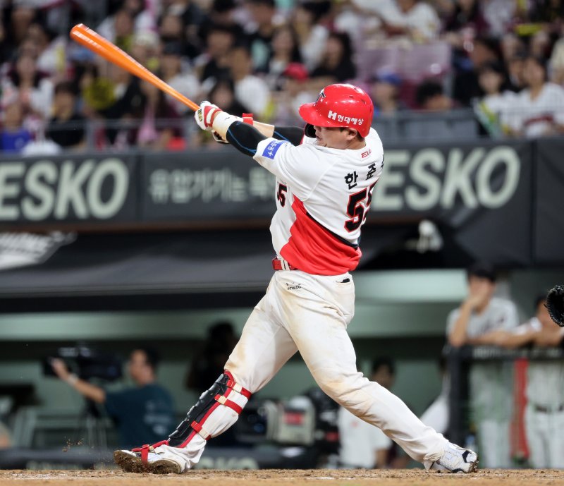 광주기아챔피언스필드에서 열린 프로야구 키움 히어로즈와 KIA 타이거즈의 경기에서 KIA 한준수가 7회말 2사 1루에서 투런홈런을 치고 있다. 연합뉴스