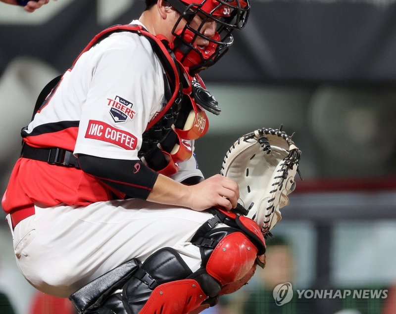 피치컴으로 구종 사인 내는 한준수.연합뉴스