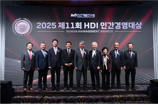 지난 16일 인간개발연구원(HDI)이 개최한 '제11회 HDI 인간경영 <span id='_stock_code_001680' data-stockcode='001680'>대상</span>(大賞)' 시상식에서 수상자들이 기념촬영을 하고 있다. 왼쪽부터 서연선 <span id='_stock_code_348210' data-stockcode='348210'>넥스틴</span> 사장, 이우봉 <span id='_stock_code_017810' data-stockcode='017810'>풀무원</span> 총괄CEO, 강태영 NH농협은행 은행장, 윤종효 씰리코리아 대표이사, 이시형 세로토닌문화 원장, 도용복 사라토가 회장, 윤경주 제너시스BBQ 부회장, 정석현 수산그룹 회장, 신재석 삼양미디어 회장. 인간개발연구원 제공