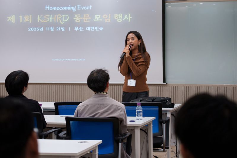 캄보디아인 큰 싹소니따(Khoeurn Saksonita)씨가 지난달 21일 부산에서 열린 <span id='_stock_code_053580' data-stockcode='053580'>웹케시</span> HRD센터 동문모임에 참석해 발언하고 있다. 웹케시그룹 제공