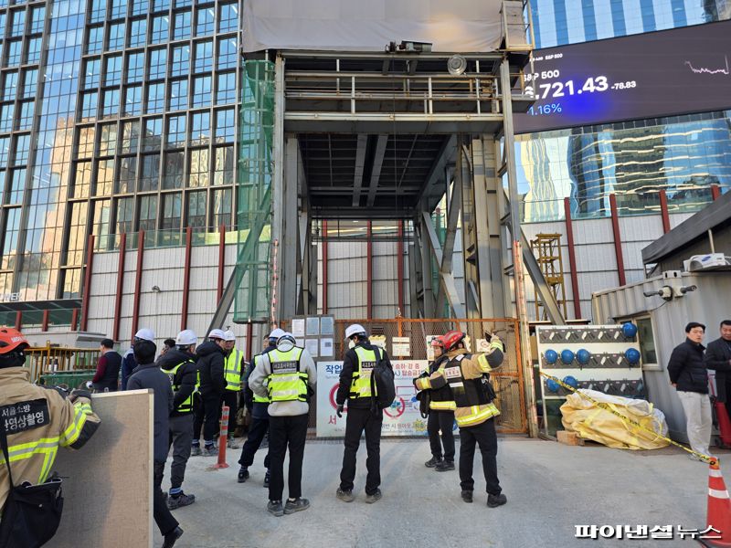 18일 오후 철근 붕괴 사고가 발생한 서울 여의도역 신안산선 공사 현장 모습. 사진=박성현 기자