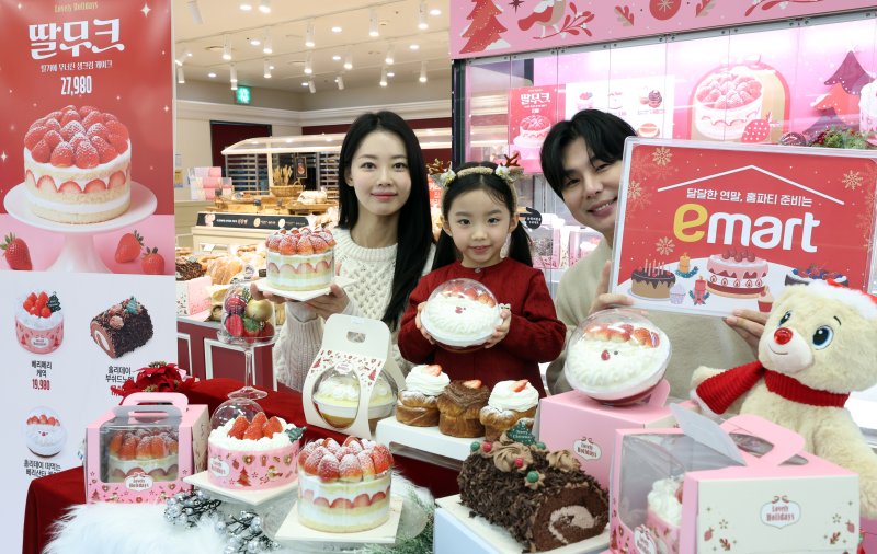 지난 16일 서울 용산구 이마트 용산점에서 모델들이 연말 케이크 성수기 시즌을 맞아 신세계푸드의 겨울 딸기 홀케이크를 선보이고 있다. 사진=뉴스1