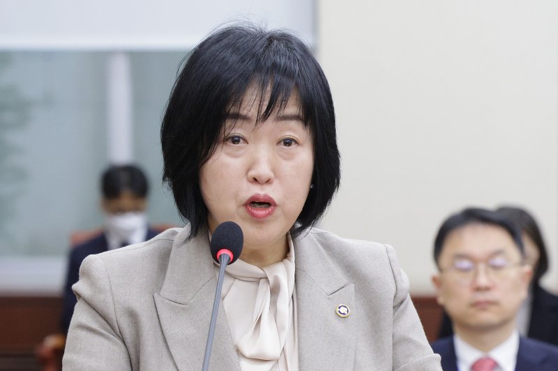 홍소영 병무청장이 지난 11월 27일 서울 여의도 국회에서 열린 국방위원회 전체회의에서 발언하고 있다. 뉴스1