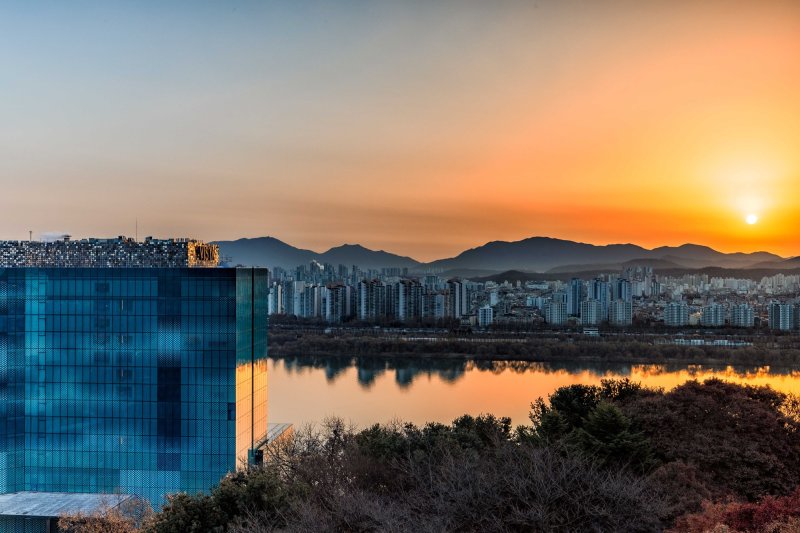 객실 내에서 해돋이를 감상할 수 있는 '워커힐 호텔앤리조트'의 경관워커힐호텔 제공