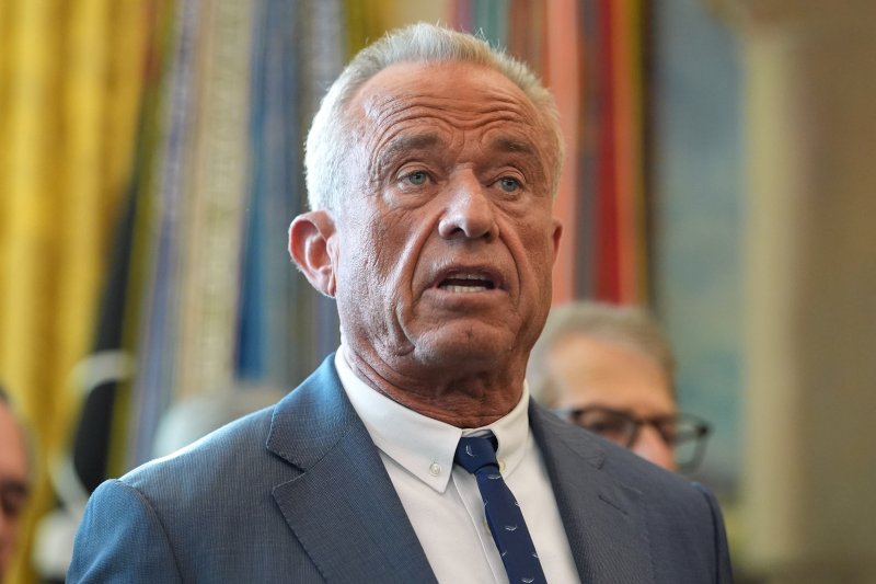 로버트 F 케네디 주니어 미국 보건복지부 장관이 18일(현지시간) 미 워싱턴 백악관 집무실에서 말하고 있다.AP뉴시스