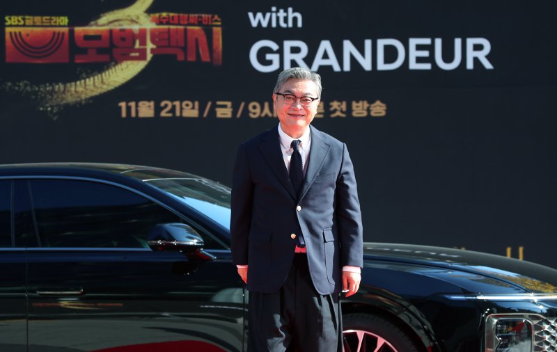 배우 김의성이 지난 11월 18일 서울 양천구 SBS 드라마 '모범택시3' 레드카펫 행사에서 포즈를 취하고 있다./사진=뉴시스