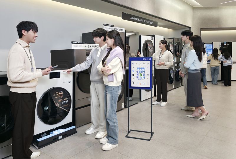 <span id='_stock_code_005930' data-stockcode='005930'>삼성전자</span> 모델이 고객 혜택을 한층 강화한 '2026 삼성전자 세일 페스타'를 소개하고 있다. 삼성전자 제공