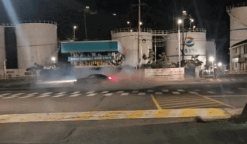 [제주=뉴시스] 지난 11월26일 오후 제주항 5부두 인근 도로에서 난폭운전을 한 20대가 경찰에 붙잡혔다. 사진은 당시 운전 모습. (사진=제주경찰청 제공) 2025.12.17. photo@newsis.com *재판매 및 DB 금지 /사진=뉴시스